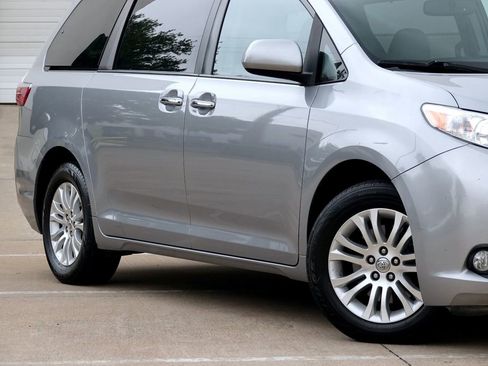 Used 2017 Toyota Sienna XLE FWD image 19