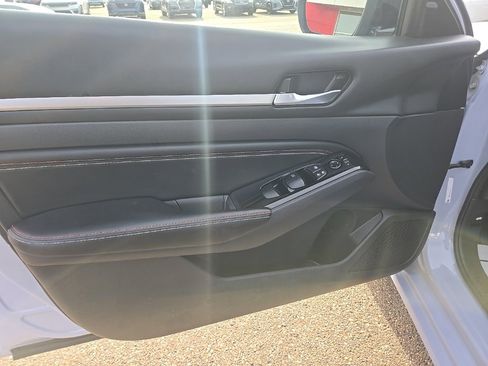 Used 2023 Nissan Altima 2.5 SR w/ SR Premium Package image 12