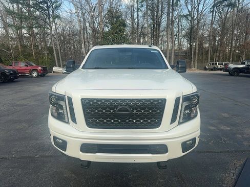 Used 2019 Nissan Titan SV w/ SV Convenience Package image 2