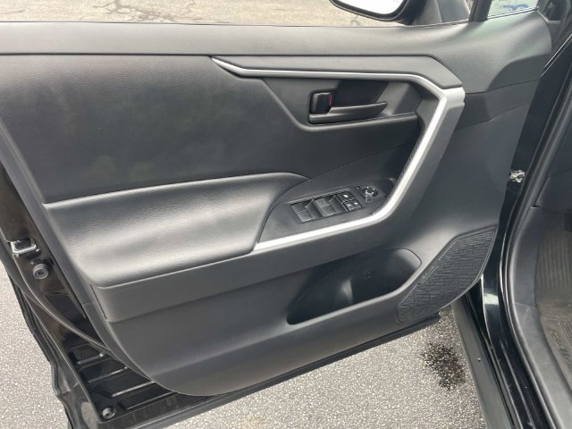 Used 2021 Toyota RAV4 LE AWD/4WD image 23