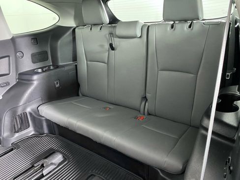 Used 2021 Toyota Highlander XLE image 12