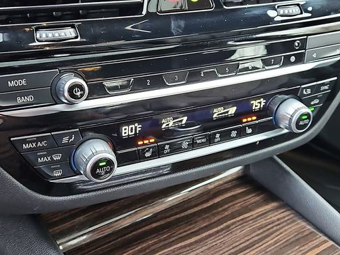 Used 2023 BMW 530i xDrive w/ Premium Package image 17