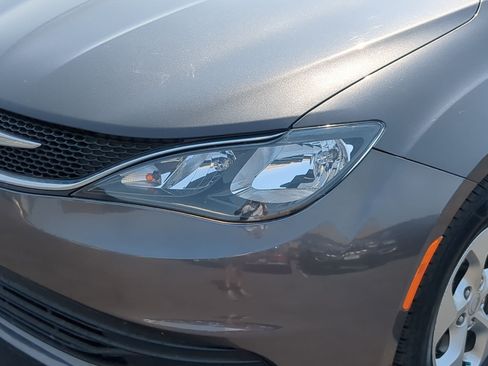 Used 2017 Chrysler Pacifica LX FWD image 12