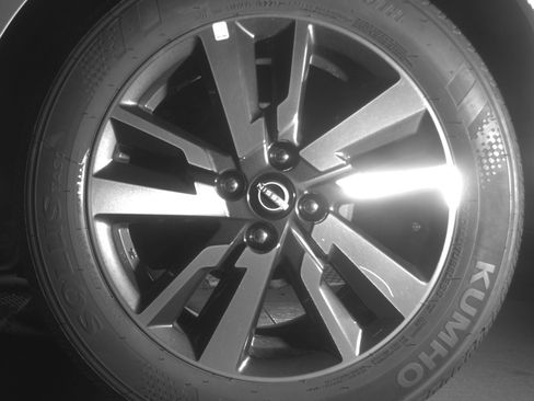 Used 2025 Nissan Versa SV FWD image 14