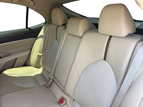 Used 2020 Toyota Camry XLE FWD image 16