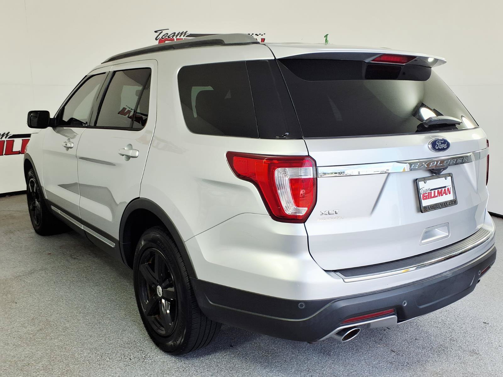Used 2018 Ford Explorer XLT w/ Equipment Group 201A FWD image 4