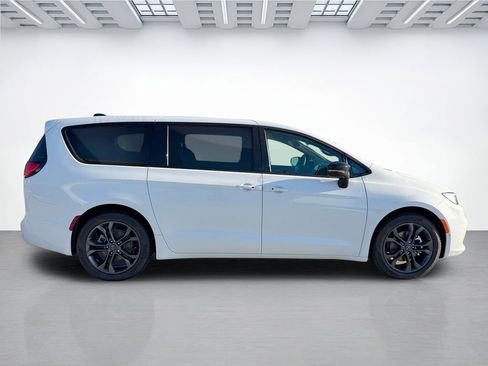 New 2026 Chrysler Pacifica Select FWD image 2