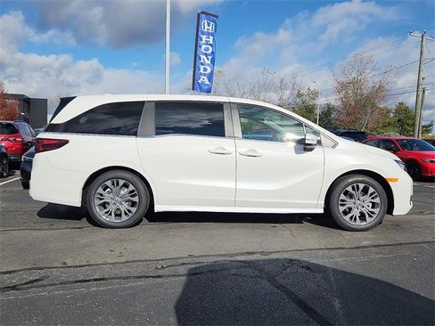 New 2026 Honda Odyssey Touring image 7
