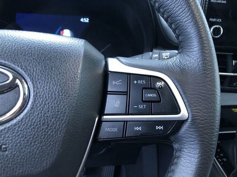 Certified 2025 Toyota Sienna XLE image 27