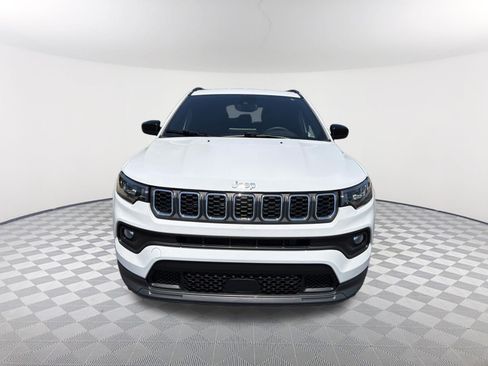 Used 2024 Jeep Compass Latitude AWD/4WD image 2