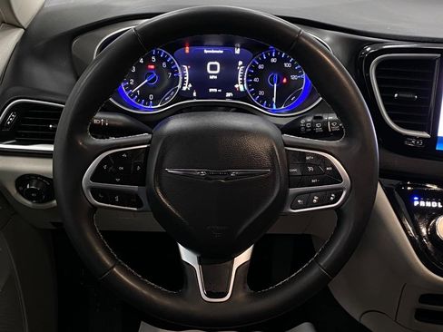 Used 2024 Chrysler Pacifica Touring-L image 15