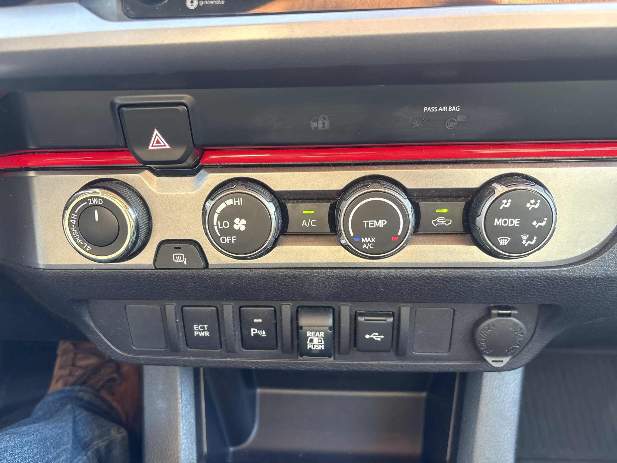 Used 2020 Toyota Tacoma SR5 AWD/4WD image 17