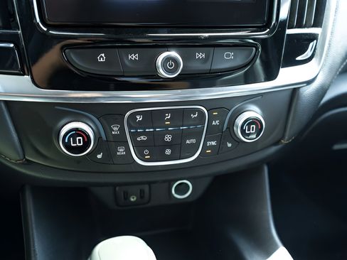 Used 2018 Chevrolet Traverse LT FWD image 21