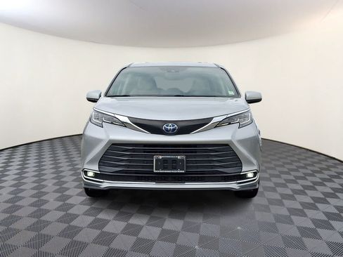 Certified 2022 Toyota Sienna XLE AWD/4WD image 3