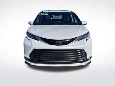 Used 2021 Toyota Sienna Limited image 9