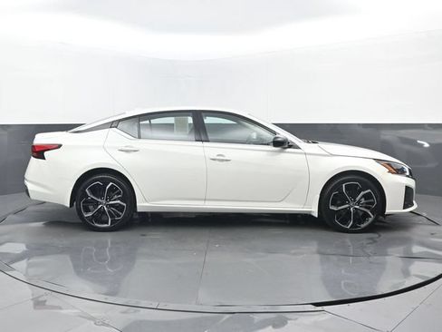 Used 2025 Nissan Altima 2.5 SR AWD/4WD image 2