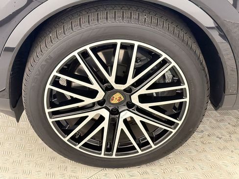 Certified 2025 Porsche Cayenne AWD/4WD image 11