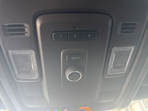 Used 2024 GMC Yukon XL SLT image 26