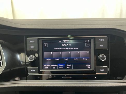 Certified 2024 Volkswagen Jetta SE w/ Panoramic Sunroof Package image 18