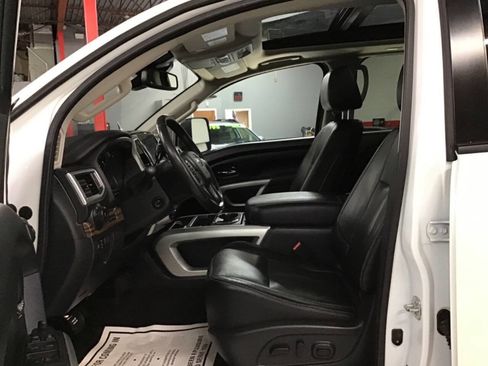 Used 2020 Nissan Titan SL w/ Moonroof Package image 12