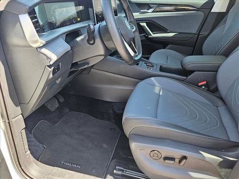Certified 2025 Volkswagen Tiguan SE FWD image 15