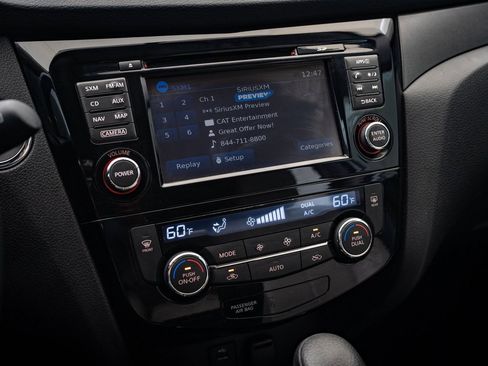 Used 2016 Nissan Rogue SV w/ SV Premium Package image 27