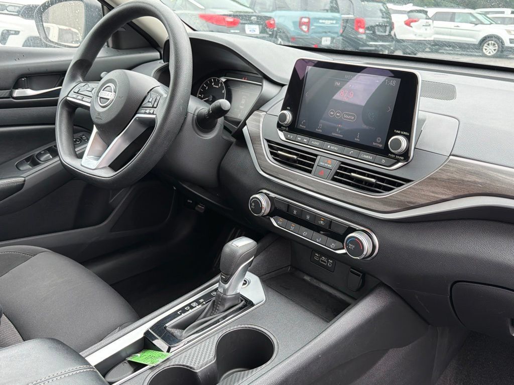 Used 2025 Nissan Altima 2.5 SV FWD image 19