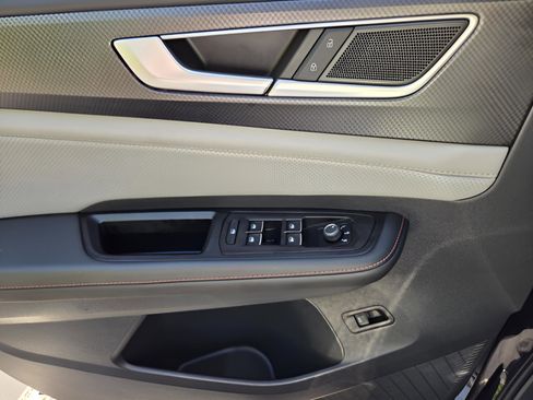 Used 2025 Volkswagen Atlas Peak Edition SE AWD/4WD image 3