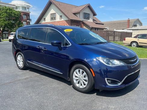 Used 2018 Chrysler Pacifica Touring-L FWD image 34