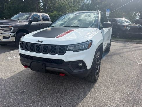 Used 2024 Jeep Compass Trailhawk AWD/4WD image 2