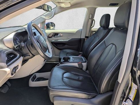 Used 2017 Chrysler Pacifica Limited FWD image 16