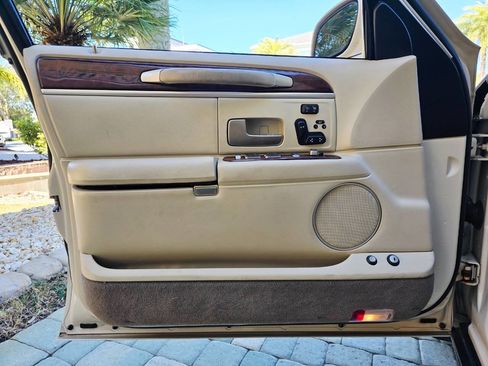 Used 2003 Lincoln Town Car Cartier image 91