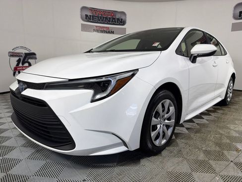 Used 2025 Toyota Corolla LE image 7