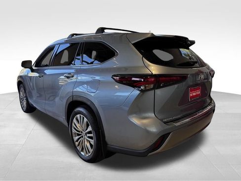 Certified 2024 Toyota Highlander Platinum AWD/4WD image 5
