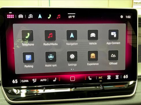 Used 2025 Volkswagen Tiguan SE w/ Panoramic Sunroof Package image 35