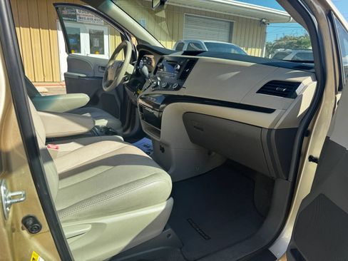 Used 2012 Toyota Sienna LE w/ Towing Pkg FWD image 7