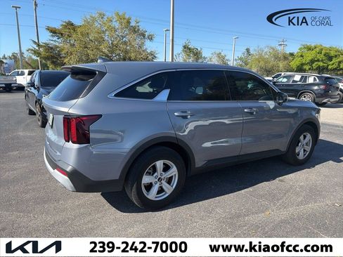Used 2024 Kia Sorento LX image 5