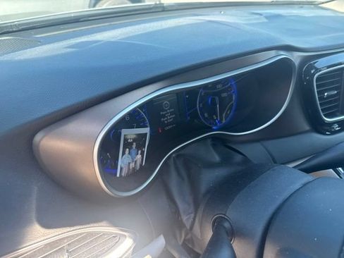 Used 2018 Chrysler Pacifica Touring-L FWD image 6