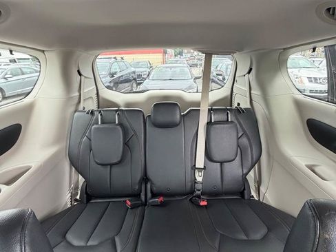 Used 2017 Chrysler Pacifica Touring-L FWD image 23