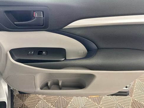 Used 2018 Toyota Highlander LE AWD/4WD image 23