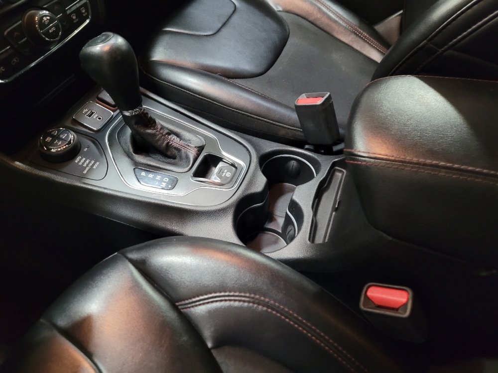 Used 2019 Jeep Cherokee Trailhawk AWD/4WD image 26