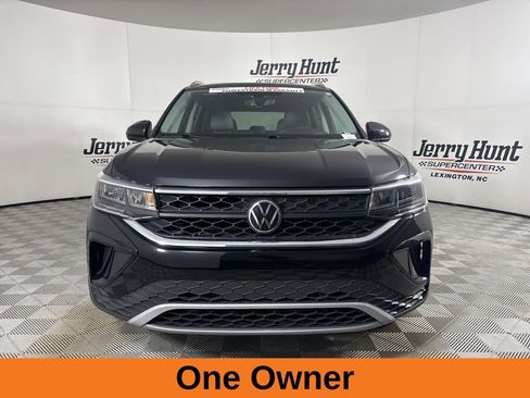 Used 2023 Volkswagen Taos SE w/ Panoramic Sunroof Package FWD image 3