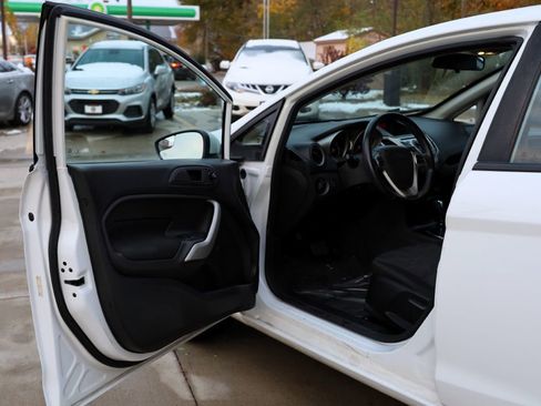 Used 2013 Ford Fiesta SE image 9