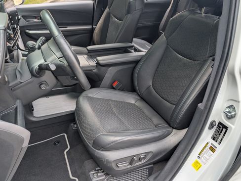 Used 2023 Toyota Sienna XSE AWD/4WD image 17