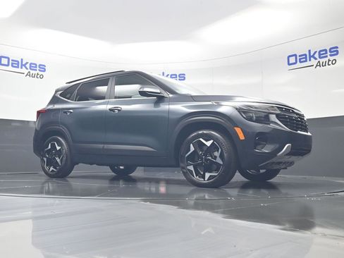 Certified 2025 Kia Seltos EX w/ EX Sunroof Package AWD/4WD image 40