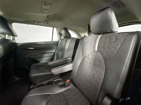 Used 2025 Toyota Highlander XLE AWD/4WD image 31