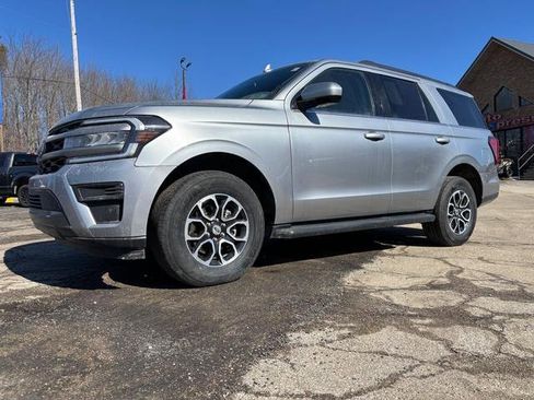 Used 2024 Ford Expedition XLT image 3