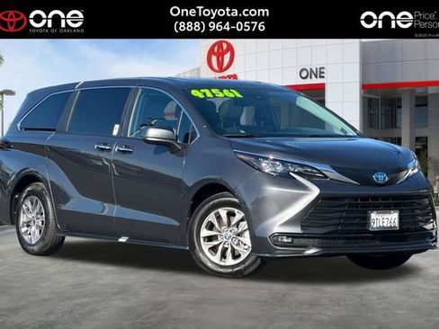 Used 2025 Toyota Sienna XLE image 1