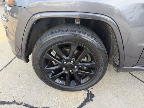 Used 2018 Jeep Grand Cherokee Altitude AWD/4WD image 19