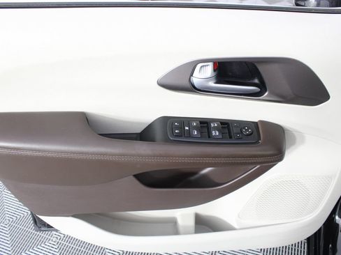 Used 2018 Chrysler Pacifica Touring-L FWD image 13